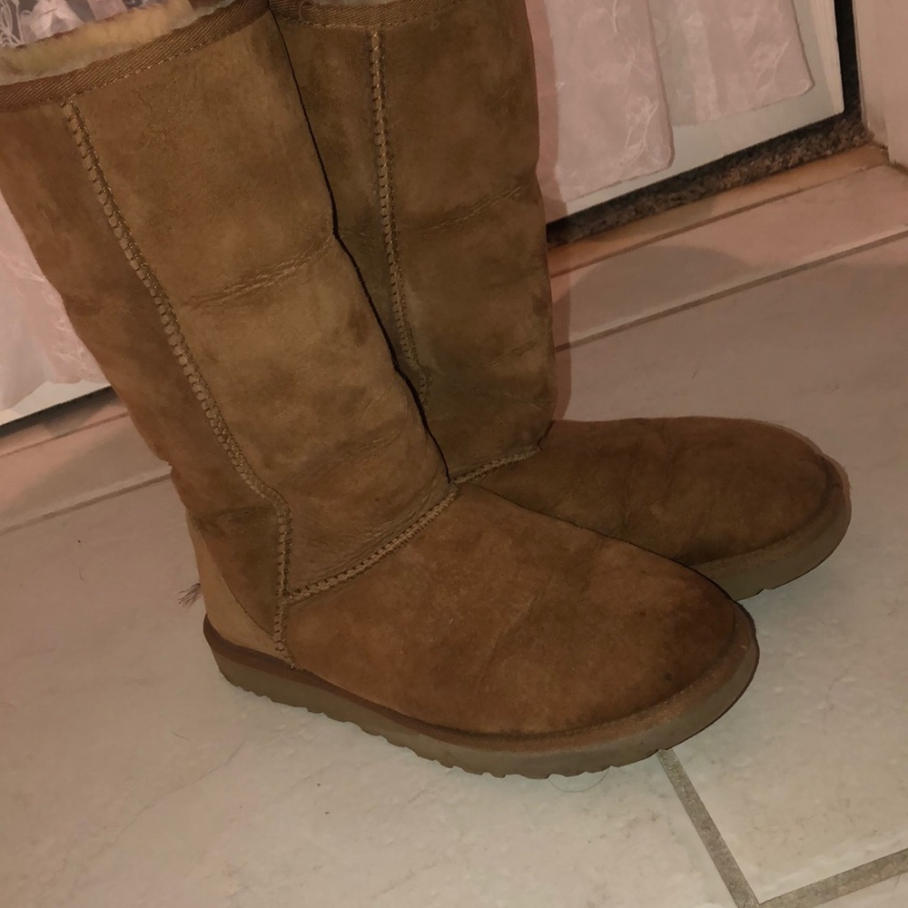 Uggs - Picture 2 of 2